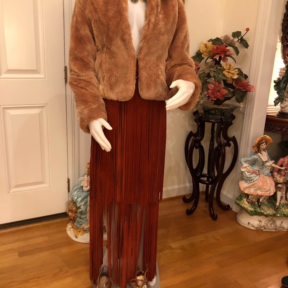 EXCELLENT CONDITION PLUSH SHORT COAT - Picture 4 of 4
